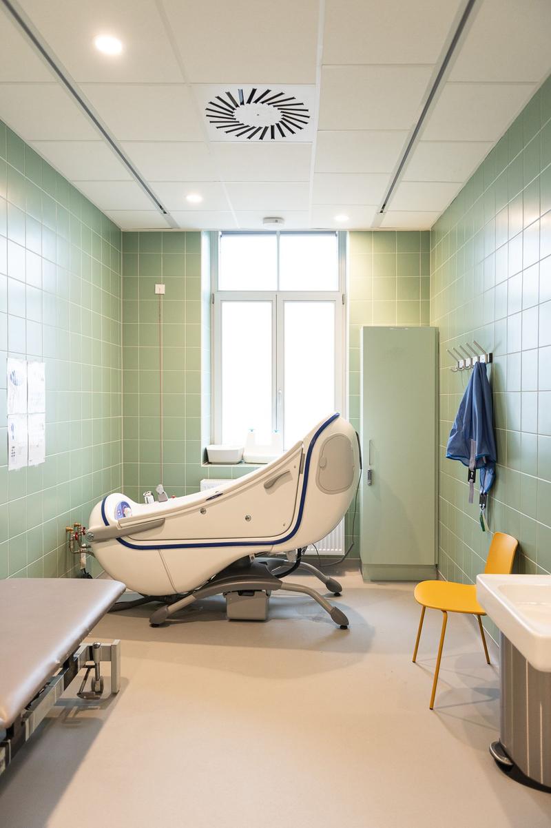 thumbnail for Muurbekleding, vloerwerken en labrizering in woonzorgcentrum De Nieuwe Notelaar